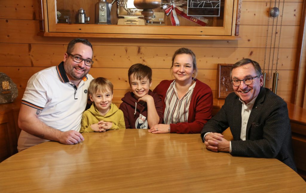 Daniel und Isa Diem freuen sich zusammen mit den Söhnen Giulio und Maurizio auf die neue Herausforderung im Gasthaus Rössli, anlässlich der Vertragsunterzeichnung mit Emil Koller, Präsident der Kastenbahn.