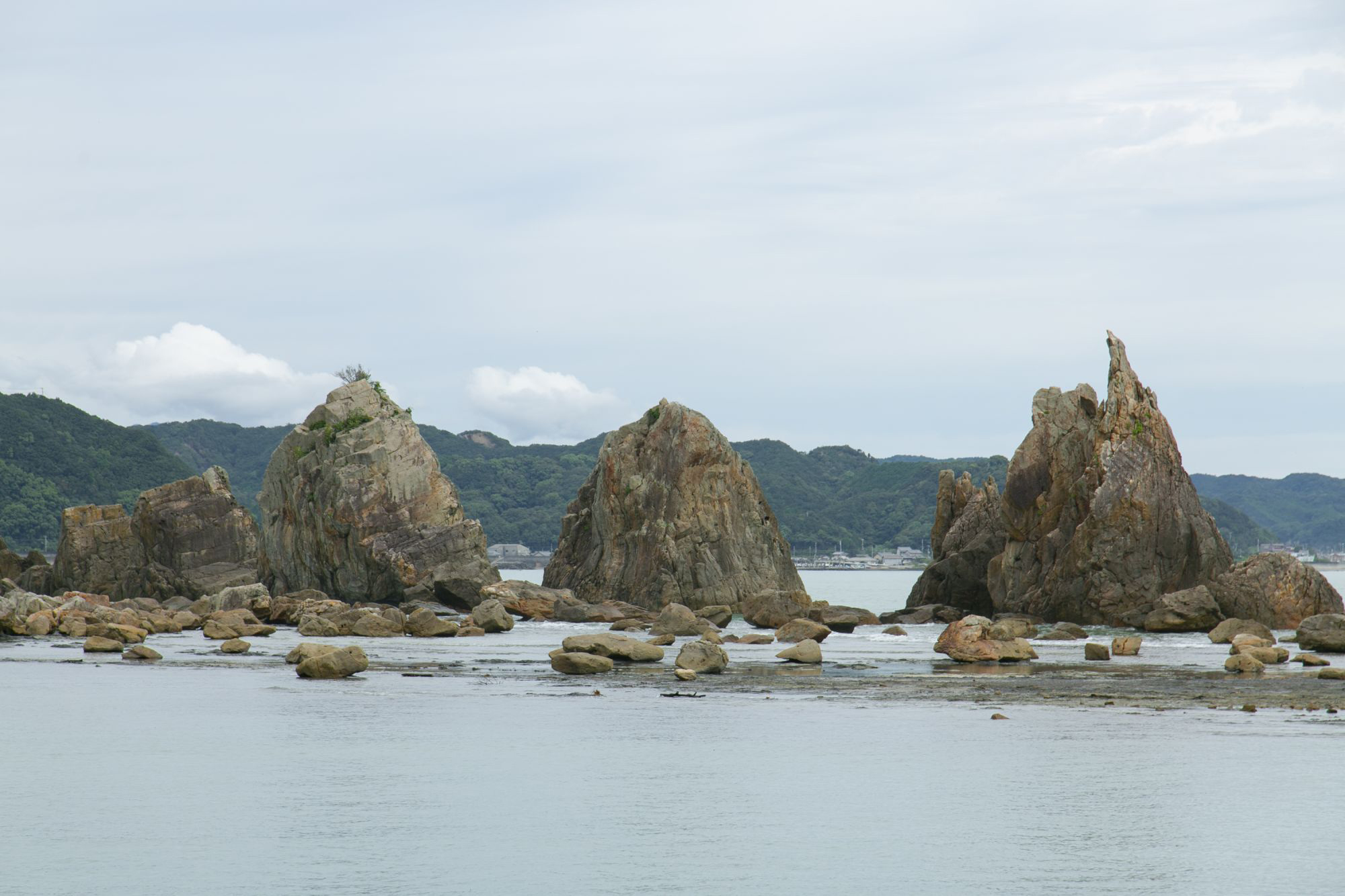 Hashigui-iwa. Mysteriöses Naturkunstwerk in der Küstenstadt Kushimoto, dort wo der nachhaltige Fisch gezüchtet wird (Bild: Kushimoto © JNTO)